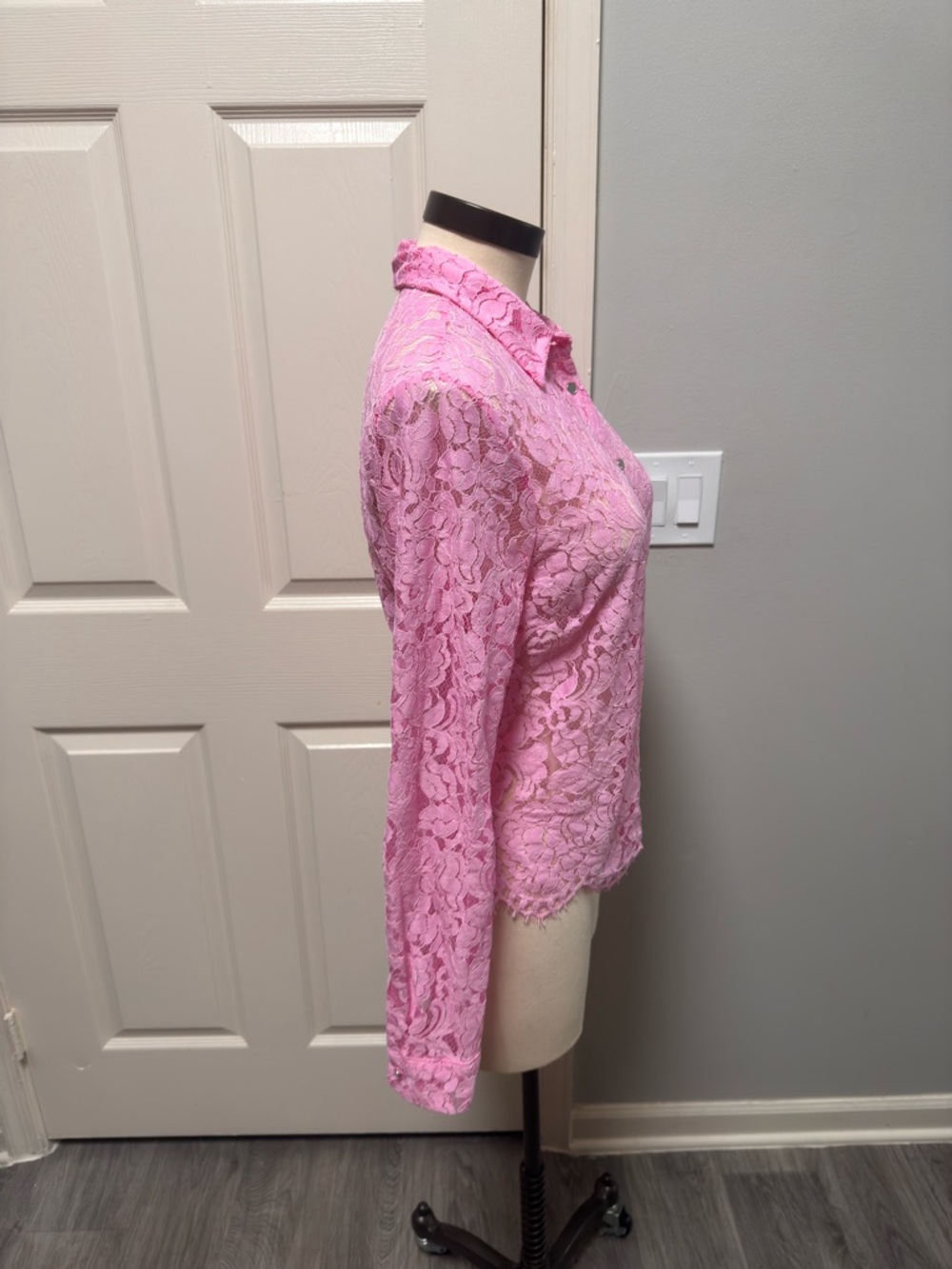 NWT- Zara Pink Eyelet Button-Up Shirt Medium - Picture 3 of 5